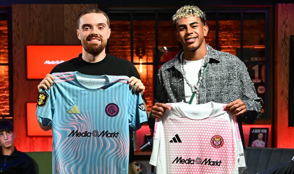 Lamine Yamal posando junto a Ibai Llanos con las camisetas de Porcinos y La Capital