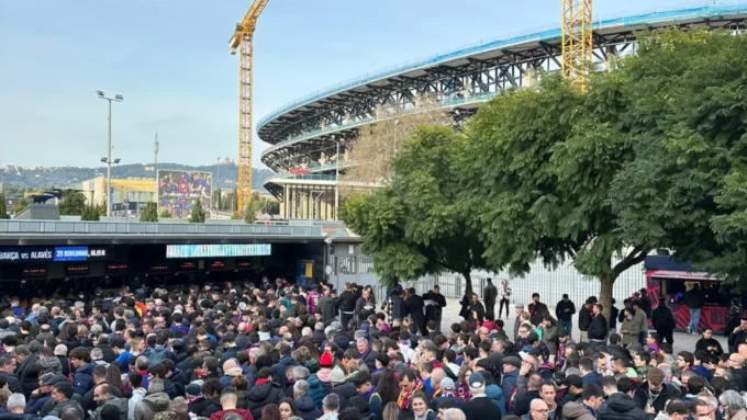 Socios tratando de entrar al estadio.