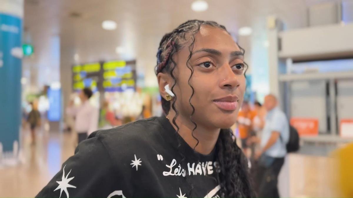 Kerolin llega al aeropuerto de Barcelona