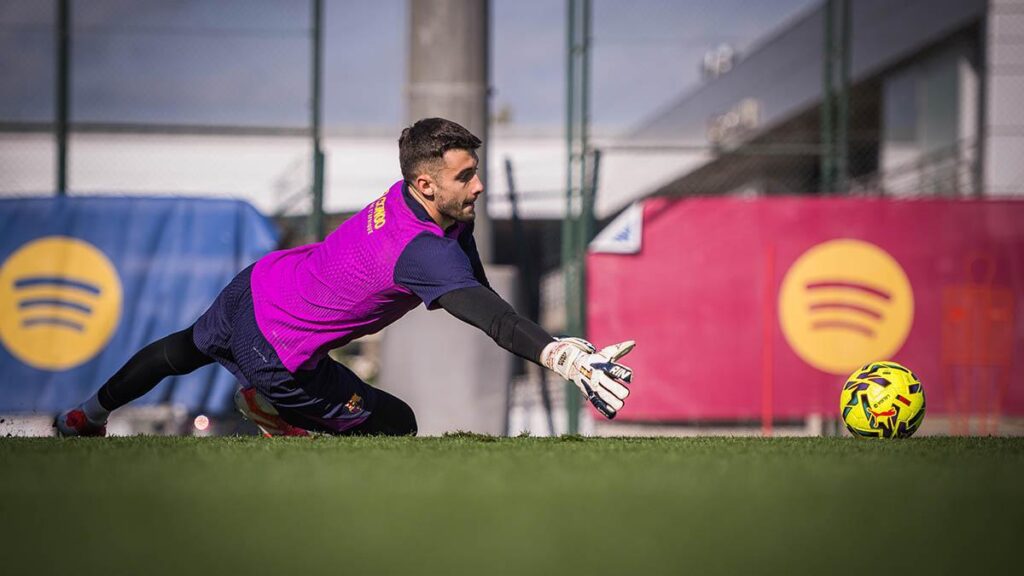 Joan García entrenando con el Barça antes de recibir al Athletic