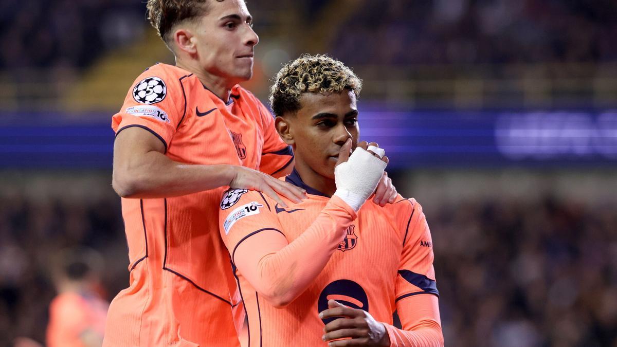 Lamine Yamal celebrando su gol ante el Brujas con Fermín López