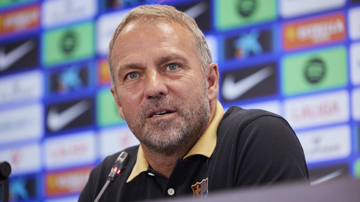 Hansi Flick compareciendo en rueda de prensa