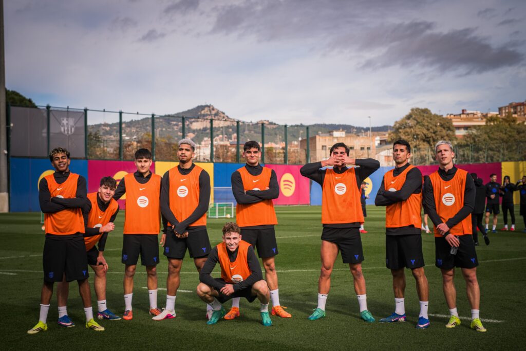 Los jugadores entrenando antes del partido contra el Atlético de Madrid