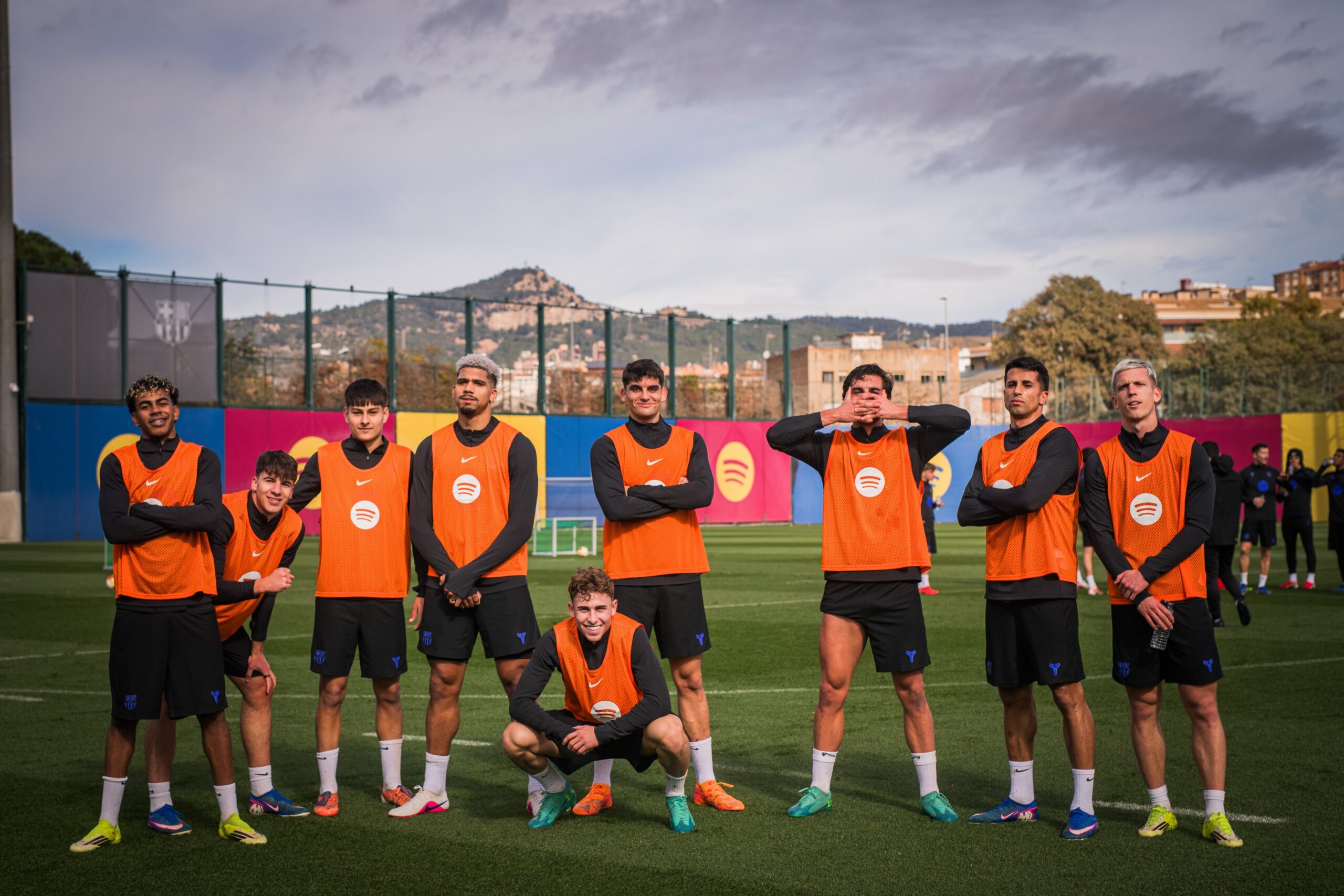 Los jugadores entrenando antes del partido contra el Atlético de Madrid