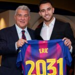 Eric García posando con la camiseta de su renovación junto a Joan Laporta