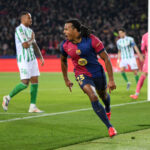 Koundé celebrando un gol ante el Betis con el Barça