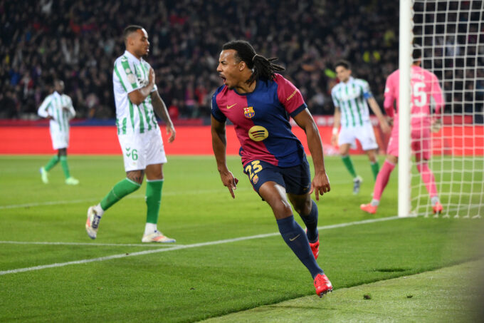 Koundé celebrando un gol ante el Betis con el Barça