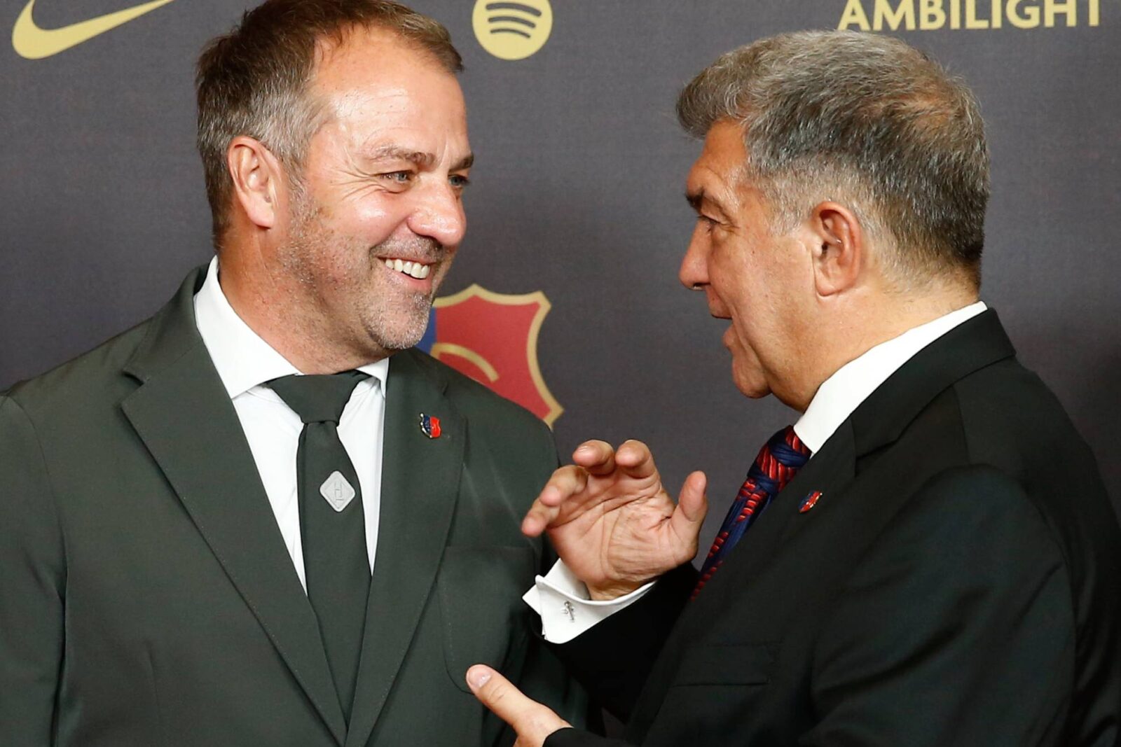Hansi Flick junto a Joan Laporta. Foto: MARCA