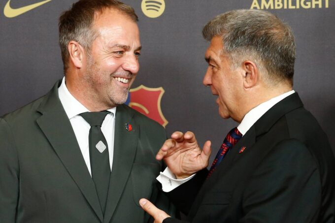Hansi Flick junto a Joan Laporta. Foto: MARCA