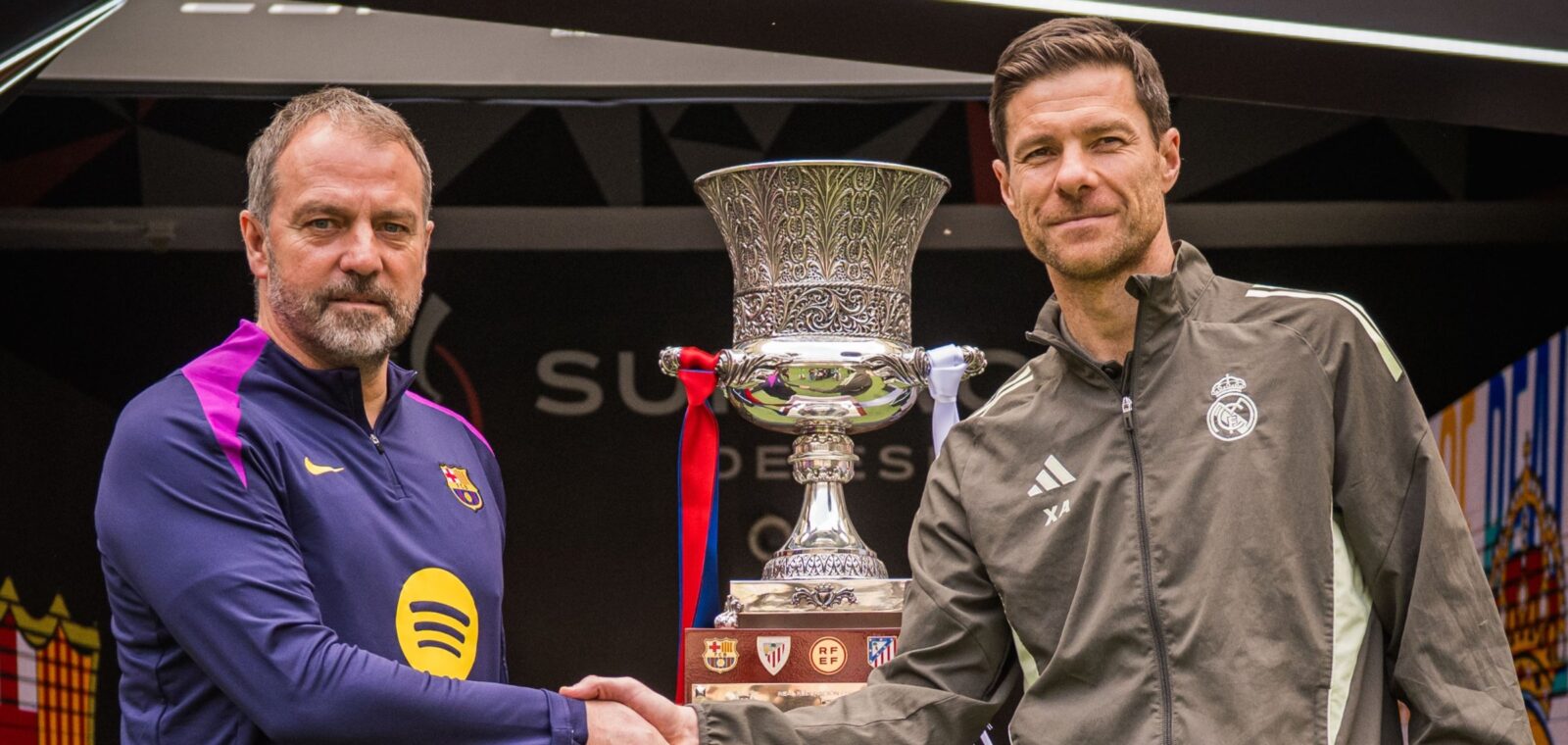 Ambos técnicos posando en la previa