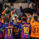 Hansi Flick manteado por la plantilla