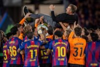 Hansi Flick manteado por la plantilla