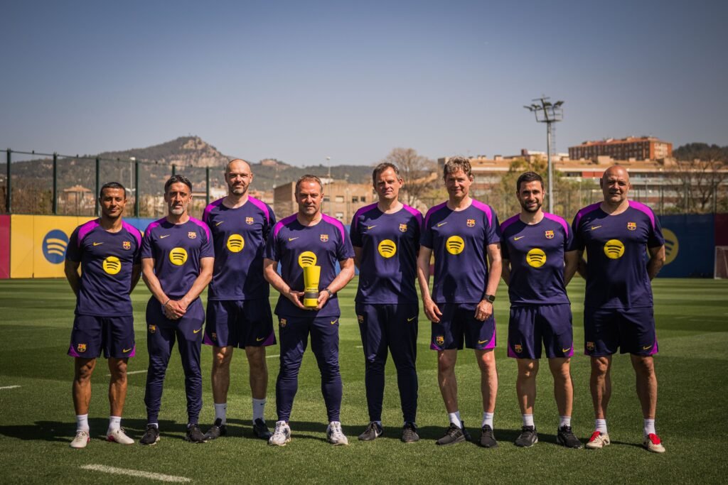 Hansi Flick recibió con todo el staff el premio al entrenador del mes