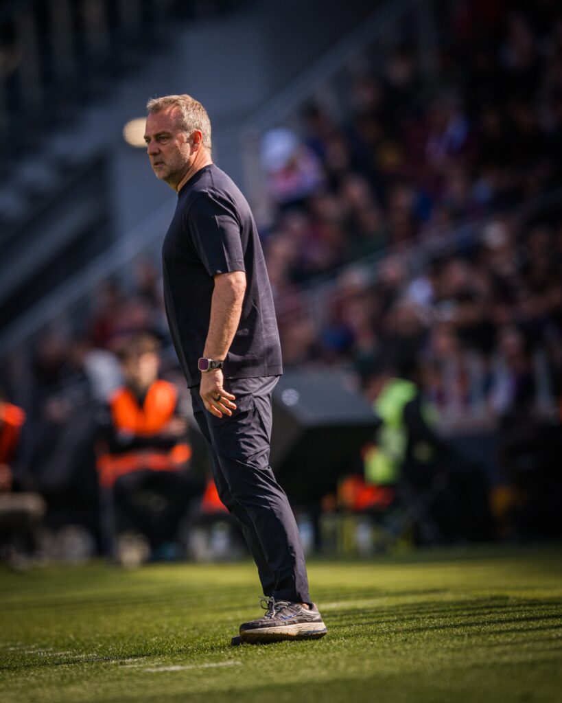 Hansi Flick en el Spotify Camp Nou contra el Rayo Vallecano
