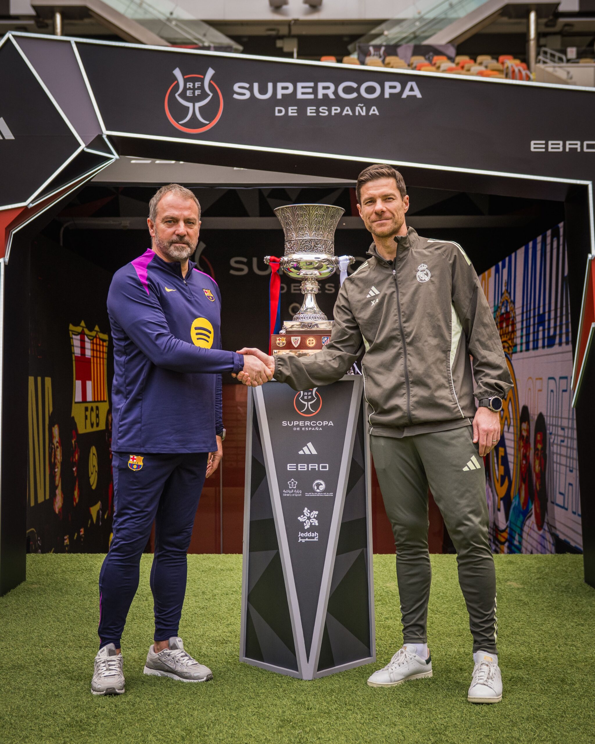 Entrenadores con el trofeo de la Supercopa