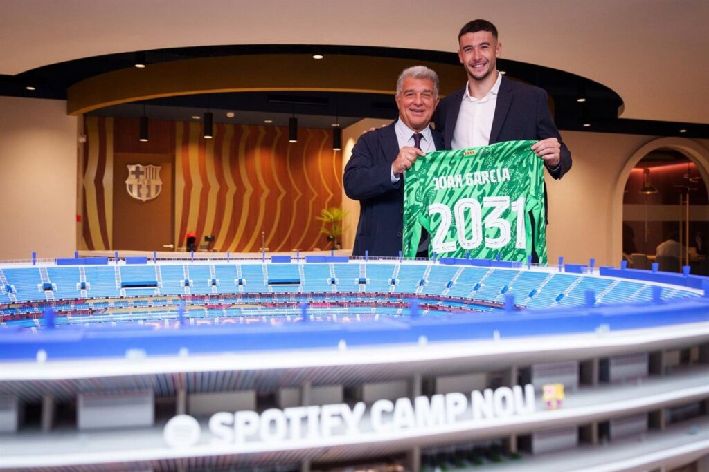 Joan Laporta y Joan García en la presentación del portero junto a la maqueta del Spotify Camp Nou