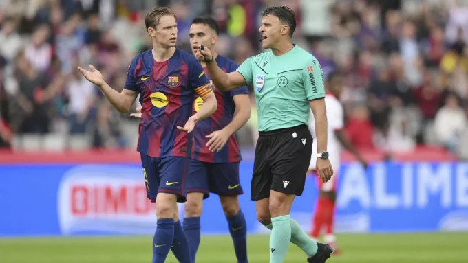 Gil Manzano y Frenkie de Jong