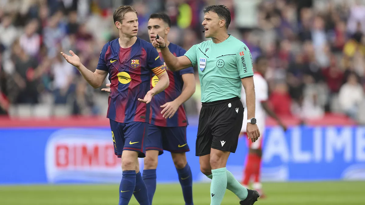 Gil Manzano y Frenkie de Jong