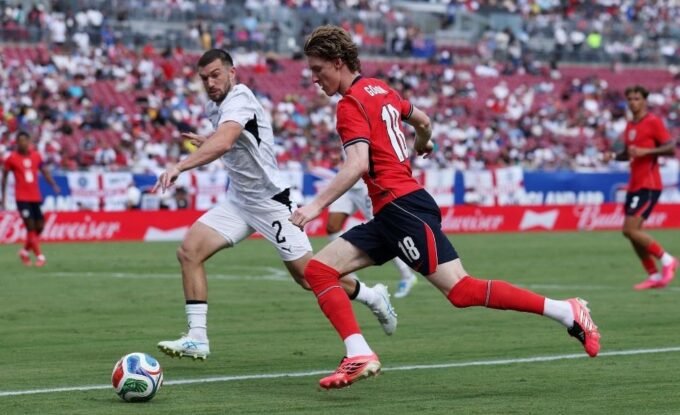 Gordon en un partido con Inglaterra