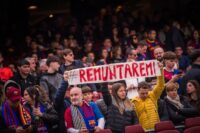 La grada también cree en la remontada.