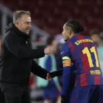 Hansi Flick y Raphinha.