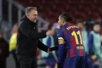 Hansi Flick y Raphinha.