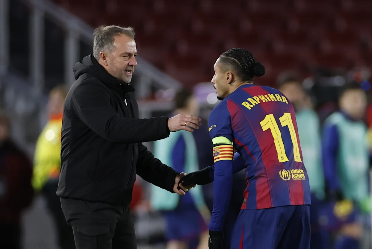 Hansi Flick y Raphinha.