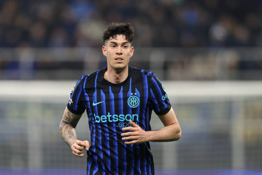 Alessandro Bastoni jugando con el Inter