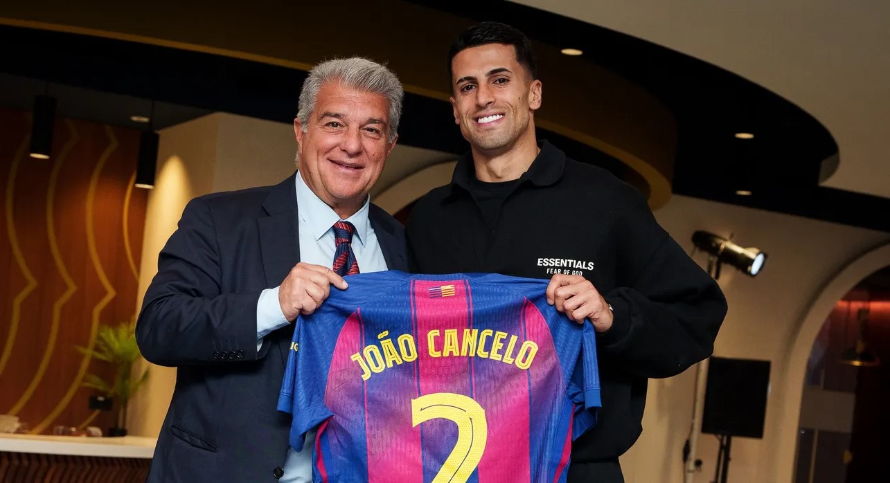 Joao Cancelo y Laporta posando juntos