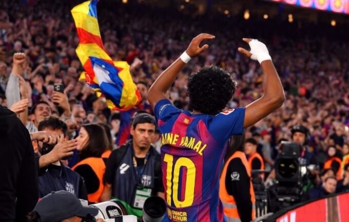 Lamine Yamal celebra la victoria en el derbi