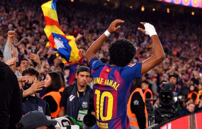 Lamine Yamal celebra la victoria en el derbi