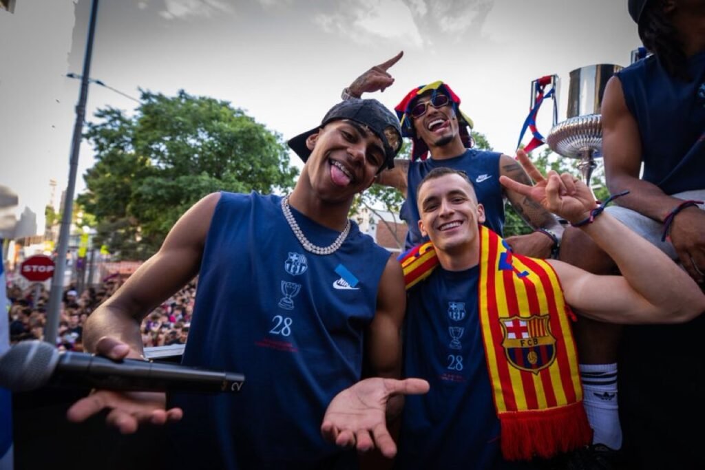 Lamine, Raphinha y Casadó en la rúa de campeones del año pasado