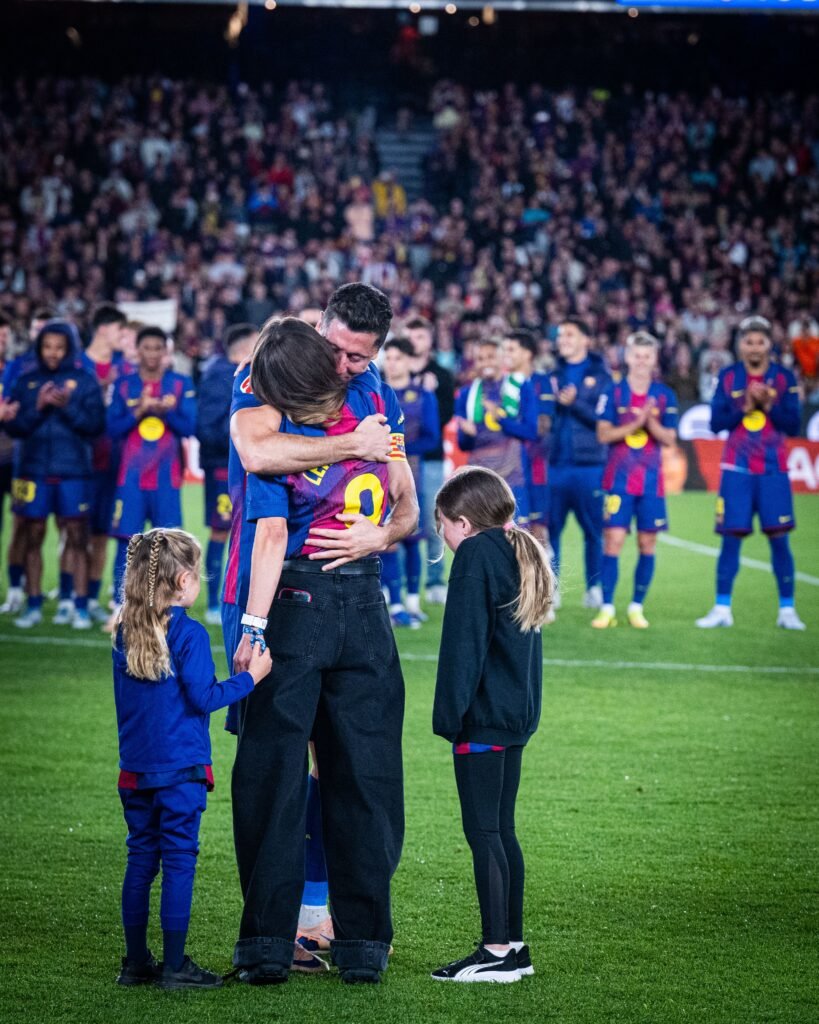 Abrazo de Lewandowski con su familia