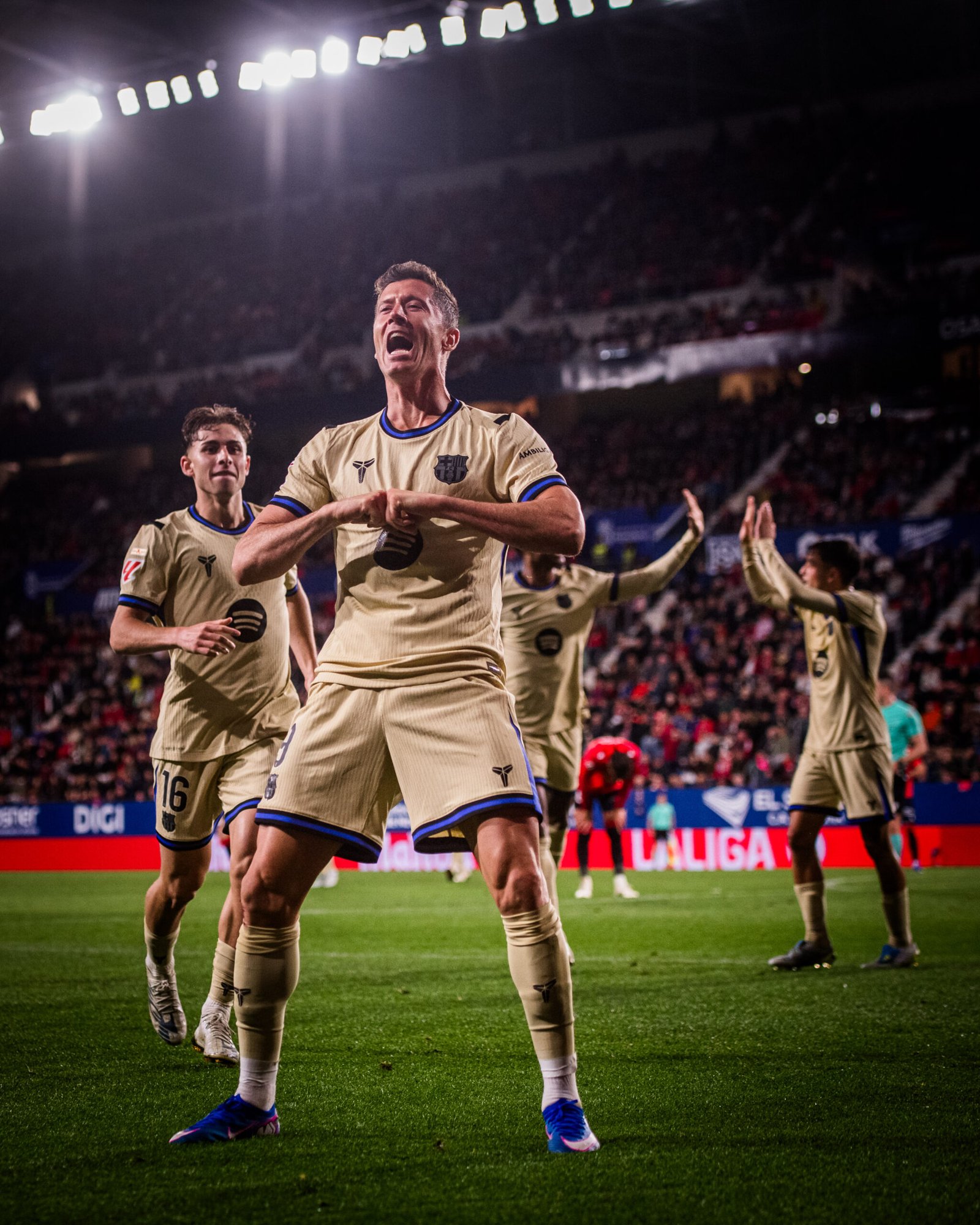 Lewandowski celebra el gol en el Sadar