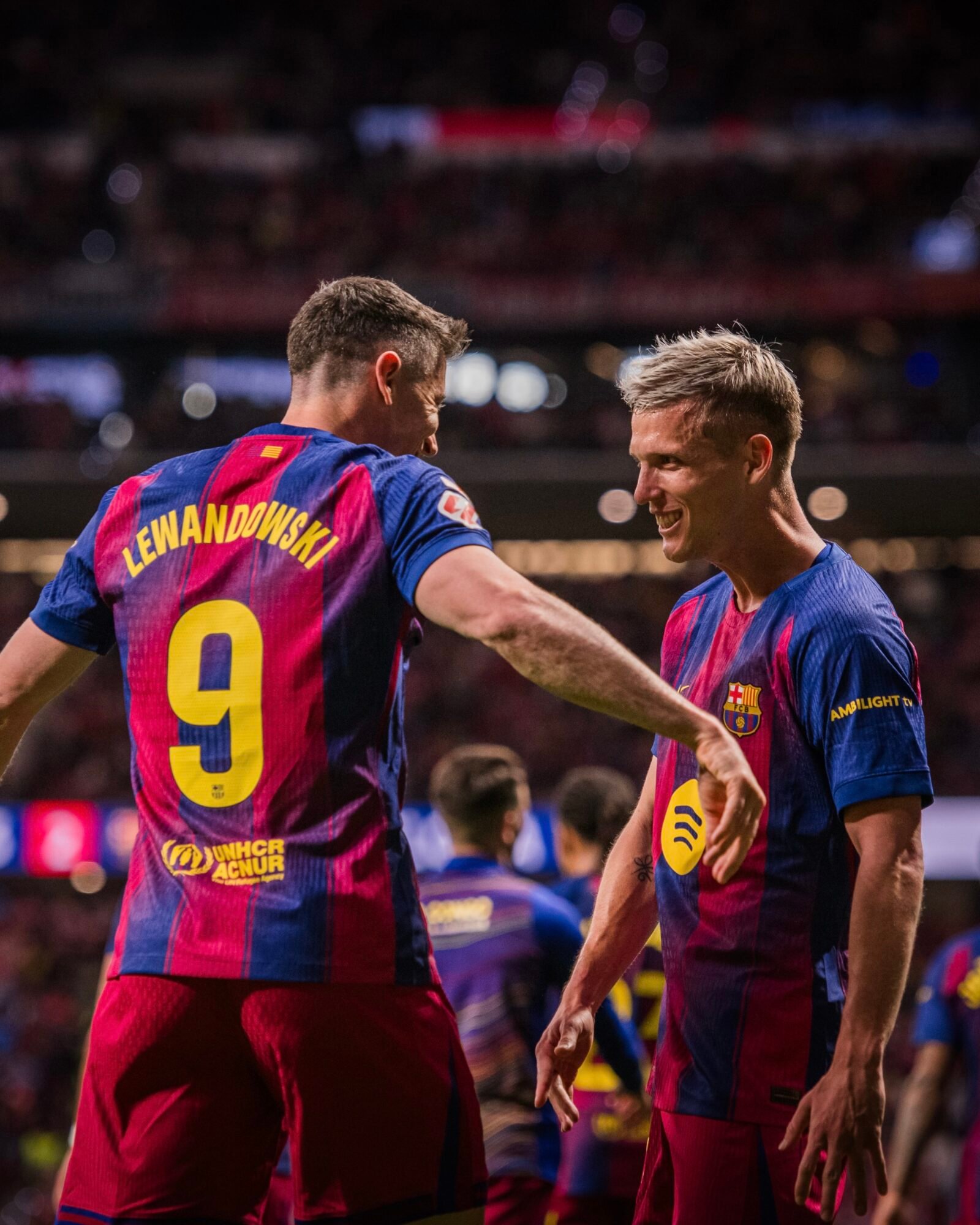 Leandowski y Dani Olmo celebran un gol