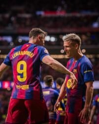 Leandowski y Dani Olmo celebran un gol