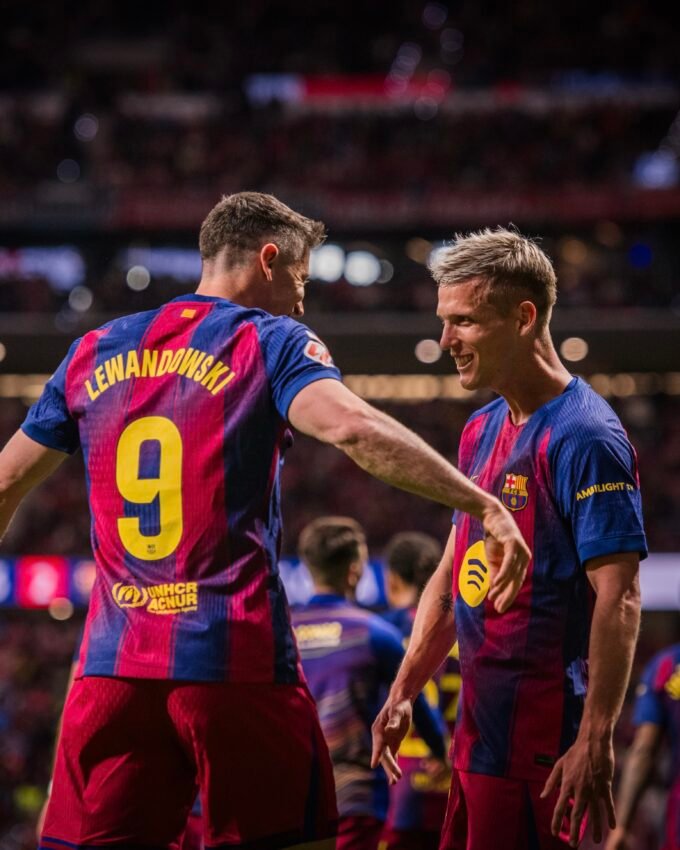 Leandowski y Dani Olmo celebran un gol