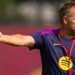 Hansi Flick dirigiendo un entrenamiento