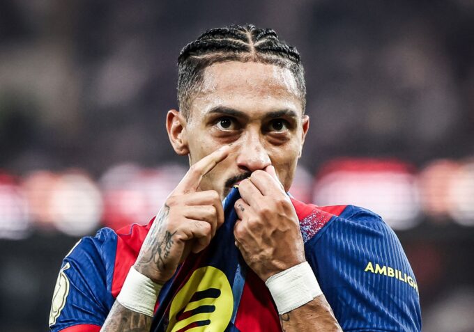 Raphinha besando el escudo