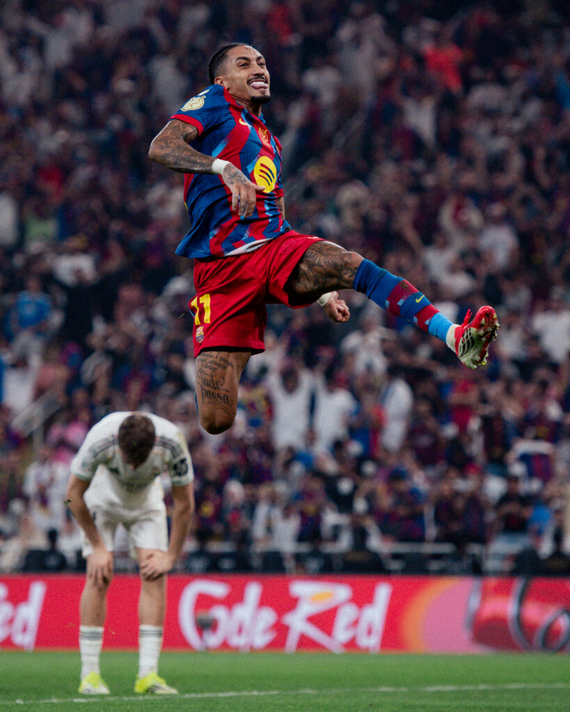 Raphinha celebrando un gol