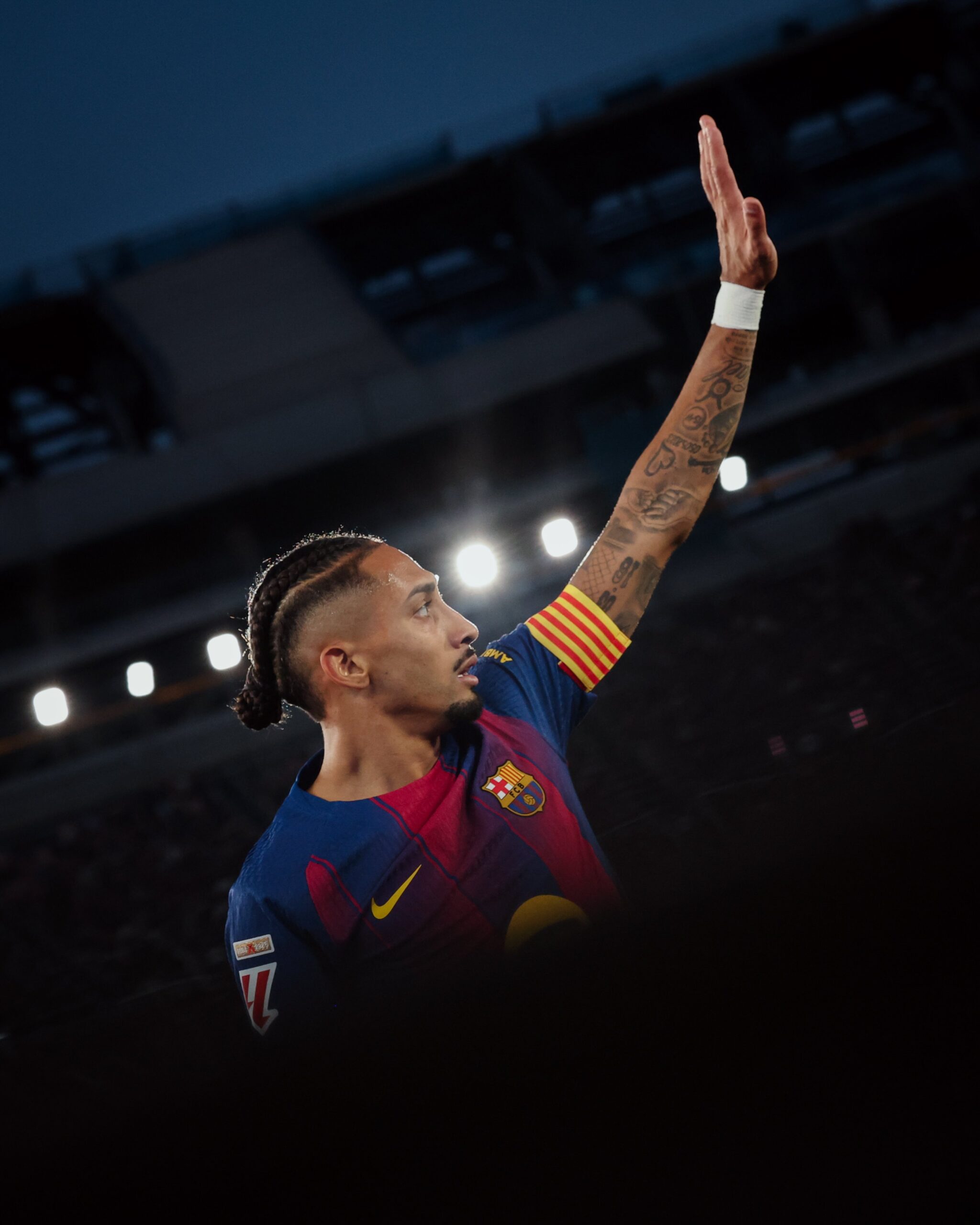 El extremo luciendo el brazalete