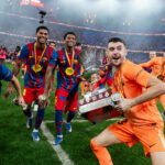 Jugadores del Barça con el trofeo de la Supercopa