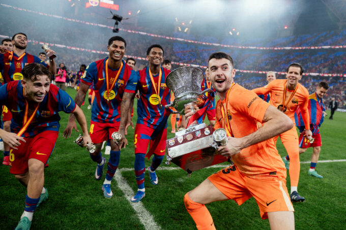 Jugadores del Barça con el trofeo de la Supercopa