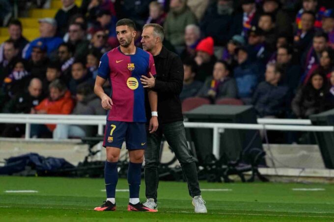 Ferran Torres recibiendo indicaciones de Hansi Flick. Fuente: DosisFutbolera