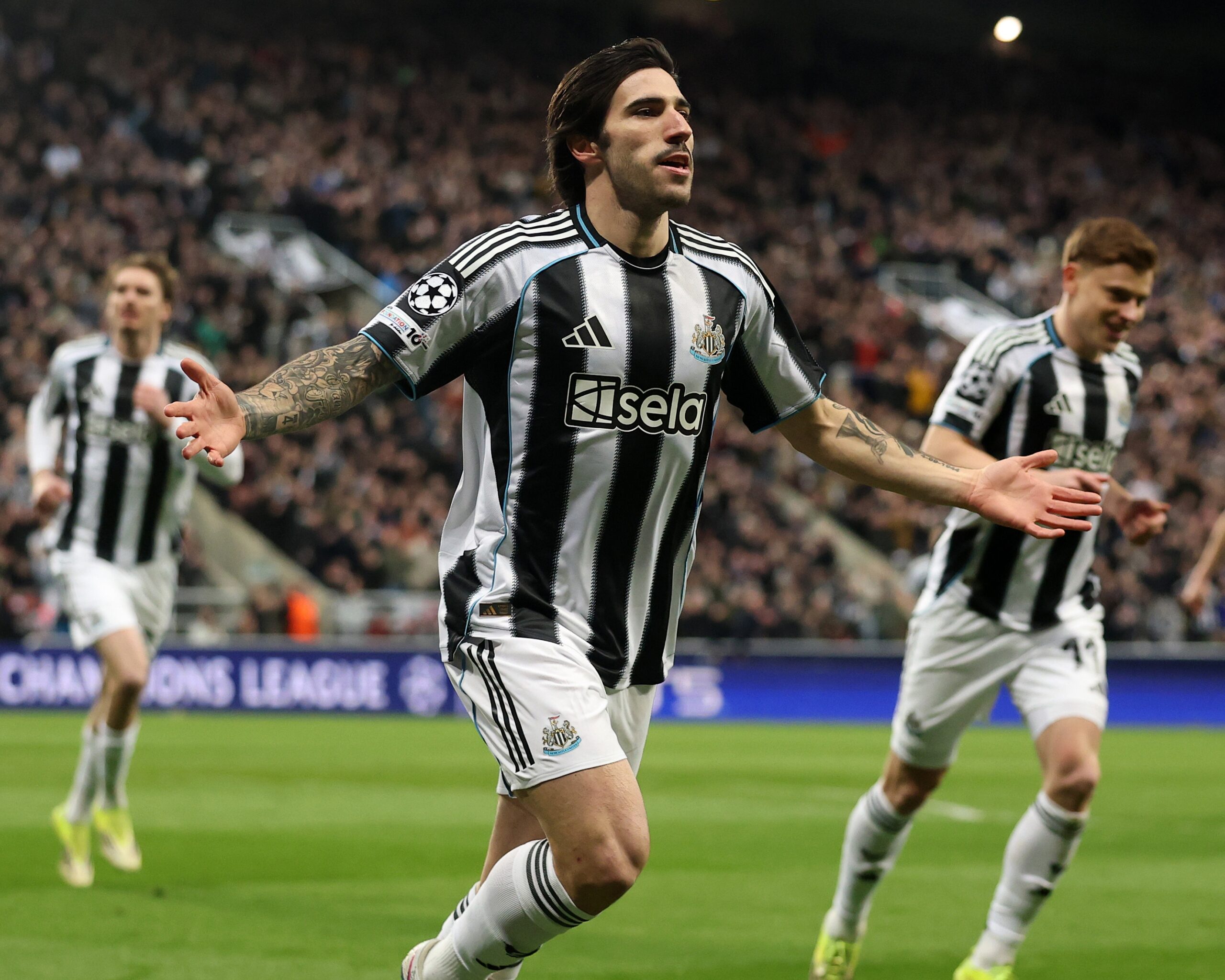 El mediocentro celebrando un gol