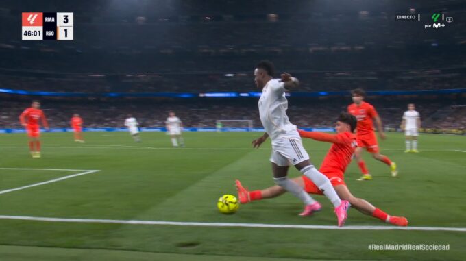 Vinícius en el penalti frente a la Real Sociedad